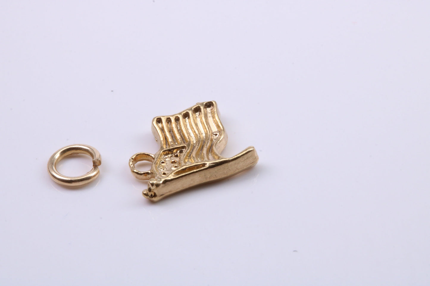 USA Flag Charm, Traditional Charm, Made from Solid 9ct Yellow Gold, British Hallmarked, Complete with Attachment Link