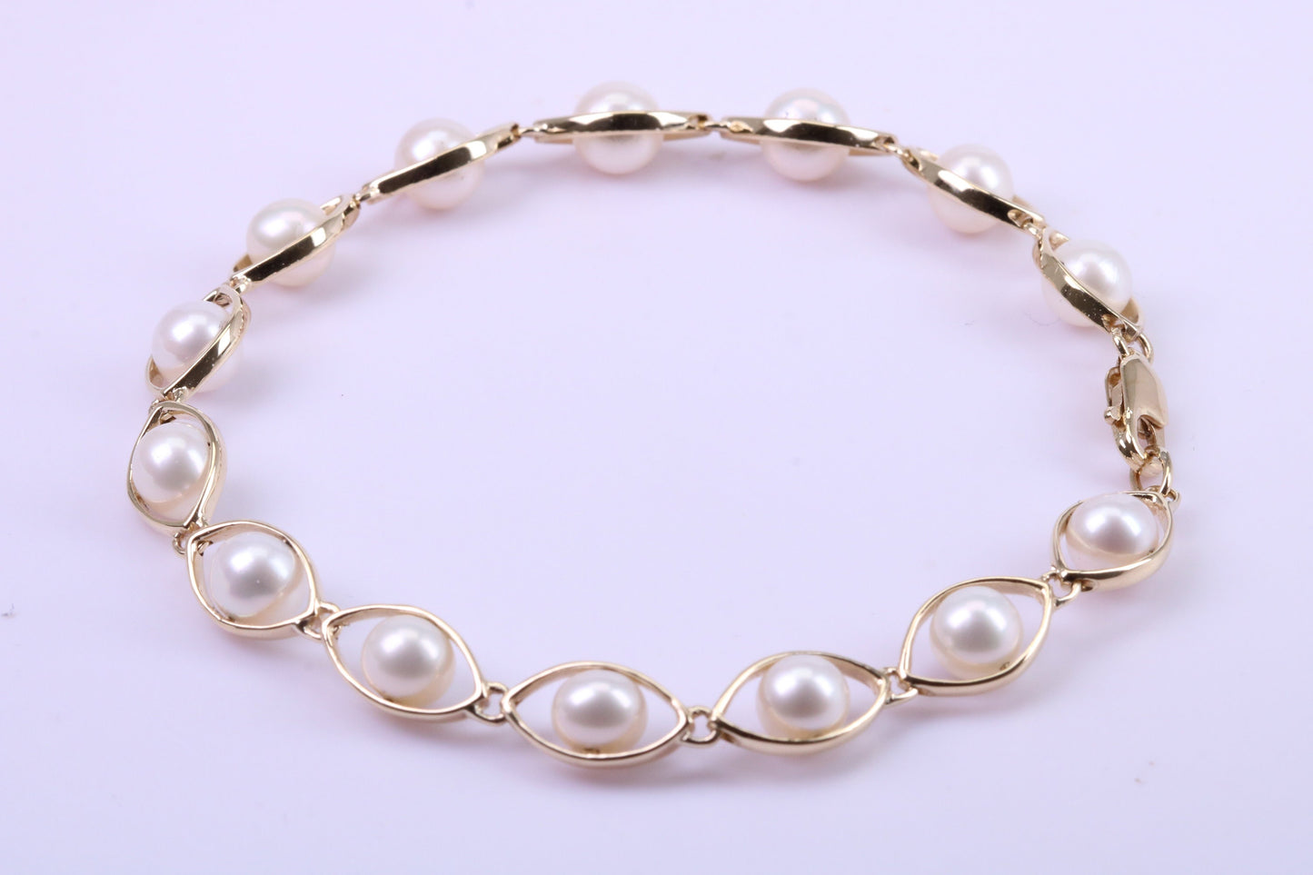 Stunning Natural Freshwater Pearl Bracelet set in Solid Yellow Gold