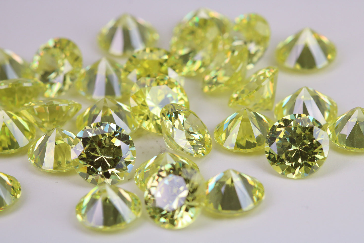 Round cut AAA Grade Peridot Green Cubic Zirconia, Top Colour and Luster, Choice of Sizes, Calibrated Sizing, Multi Packs