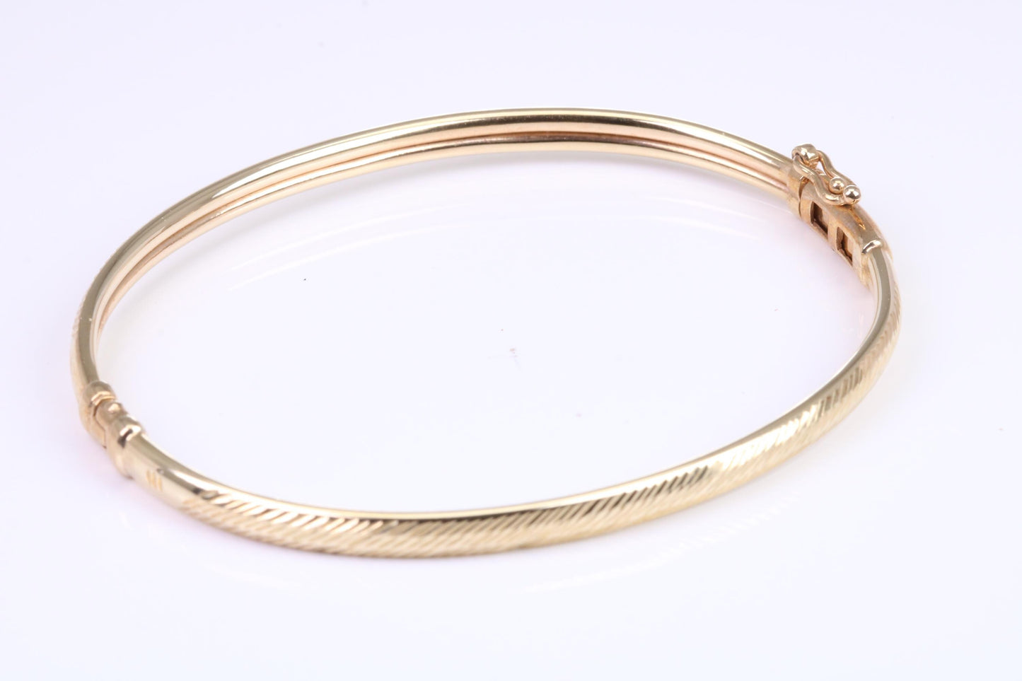 Hinged 4 mm wide yellow gold oval Bangle, British hallmarked
