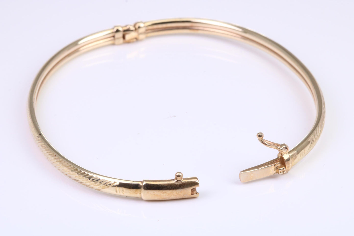 Hinged 4 mm wide yellow gold oval Bangle, British hallmarked