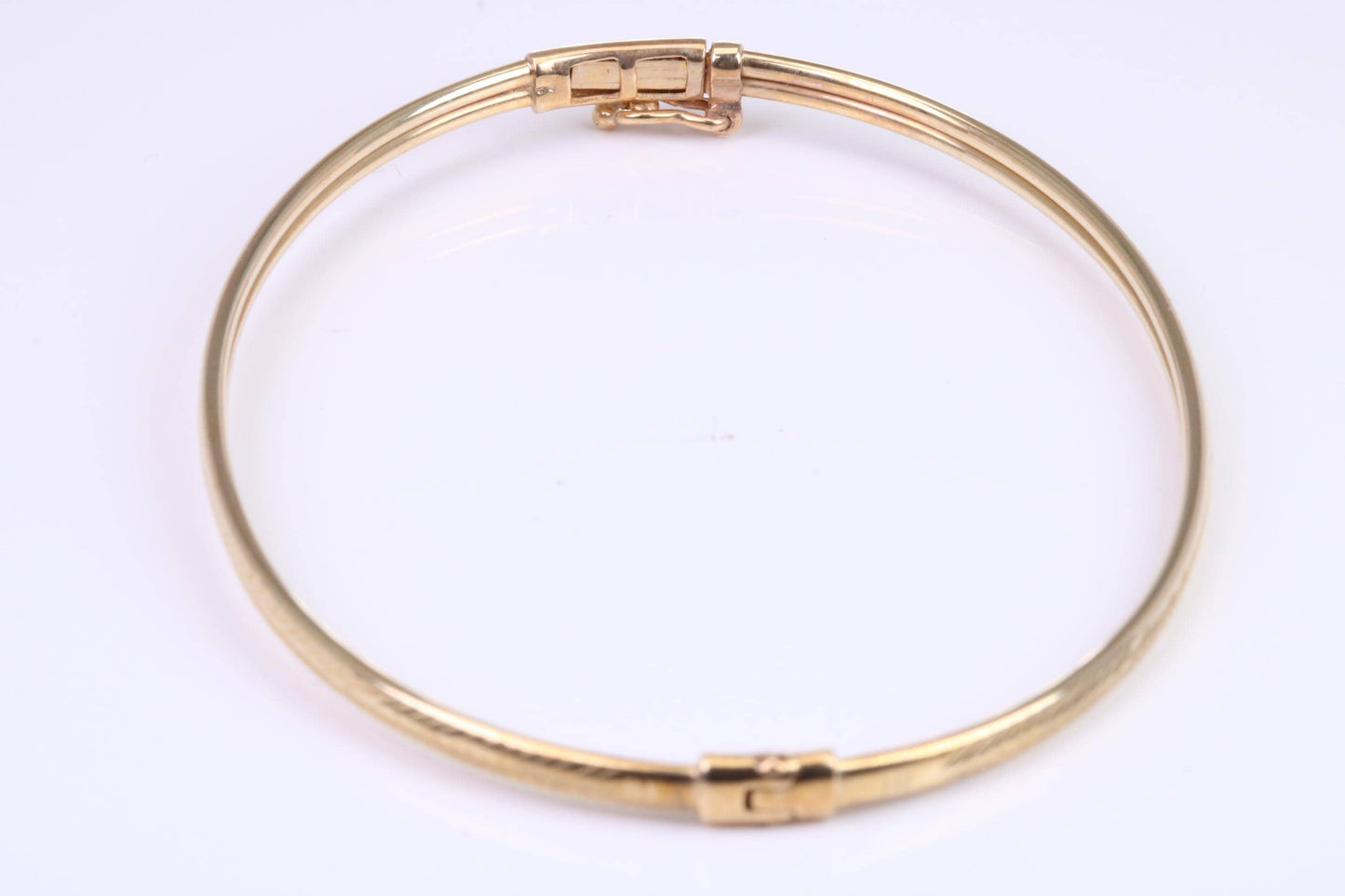 Hinged 3 mm wide yellow gold oval Bangle, British hallmarked