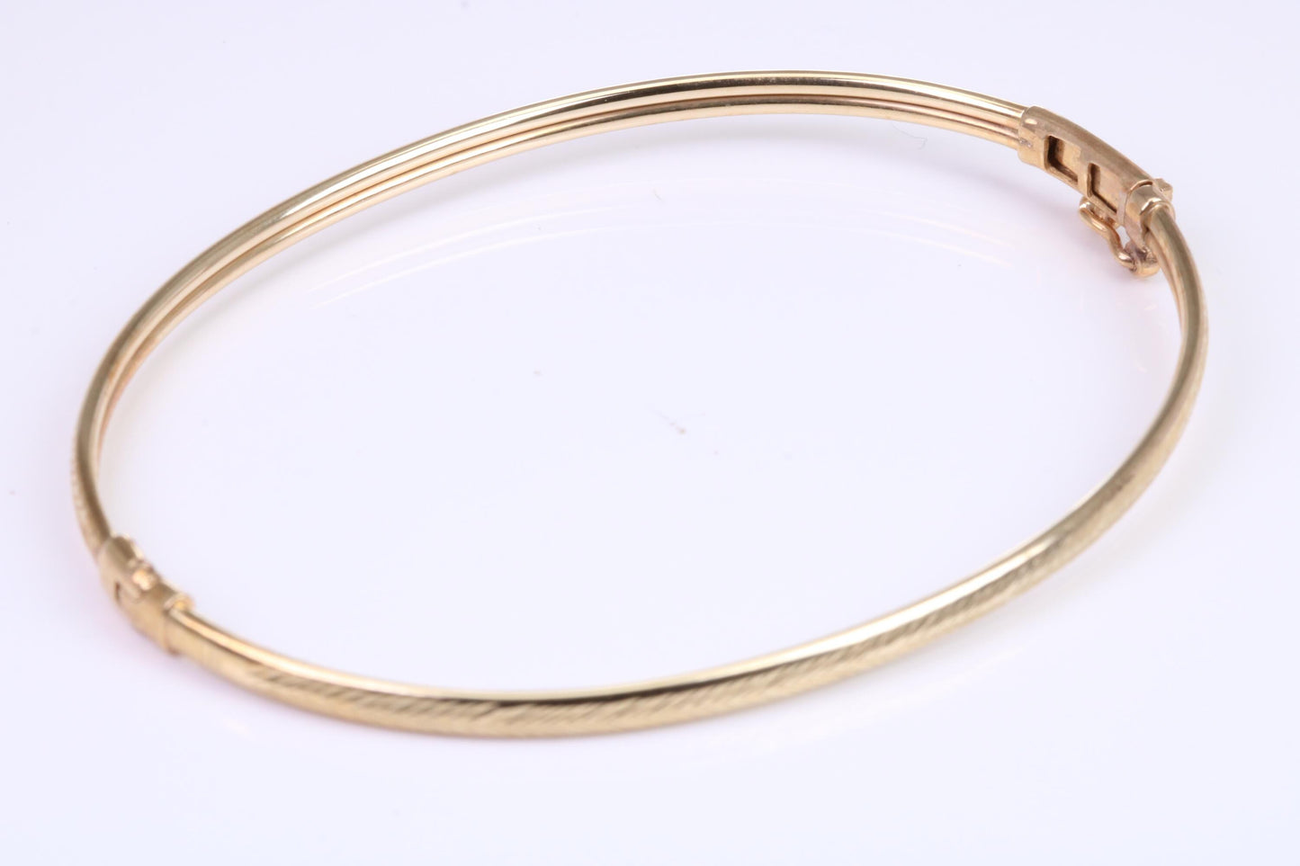 Hinged 3 mm wide yellow gold oval Bangle, British hallmarked