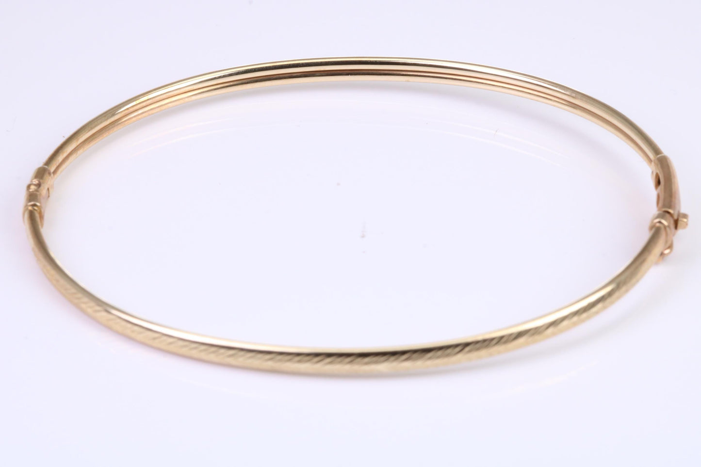 Hinged 3 mm wide yellow gold oval Bangle, British hallmarked