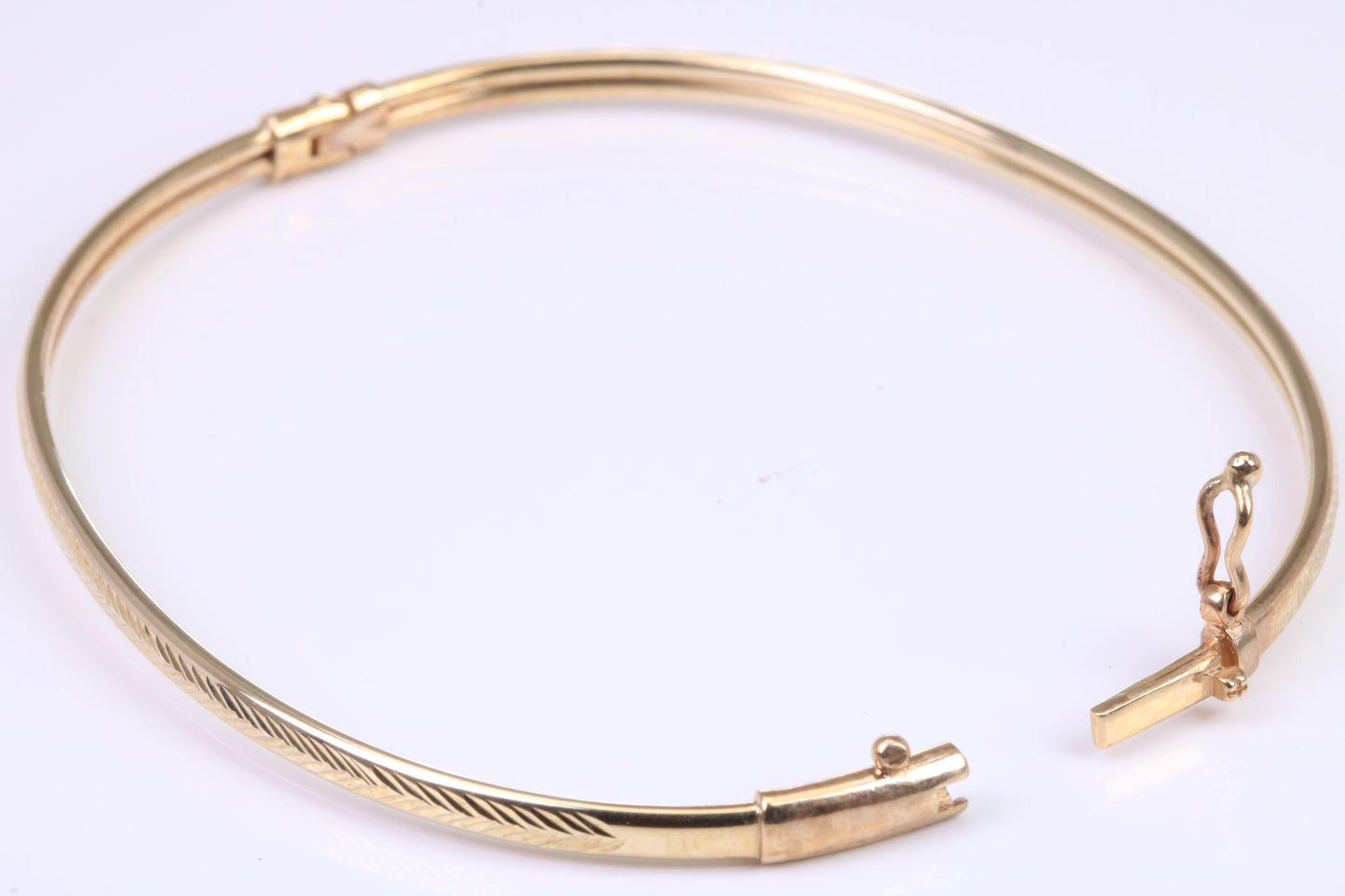 Hinged 3 mm wide yellow gold oval Bangle, British hallmarked