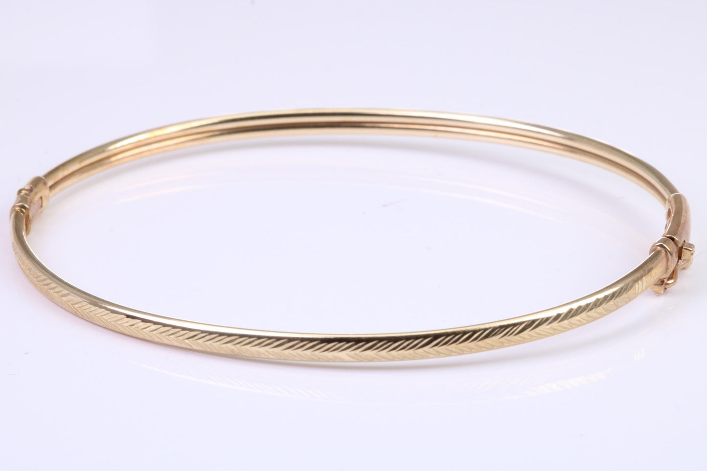 Hinged 3 mm wide yellow gold oval Bangle, British hallmarked