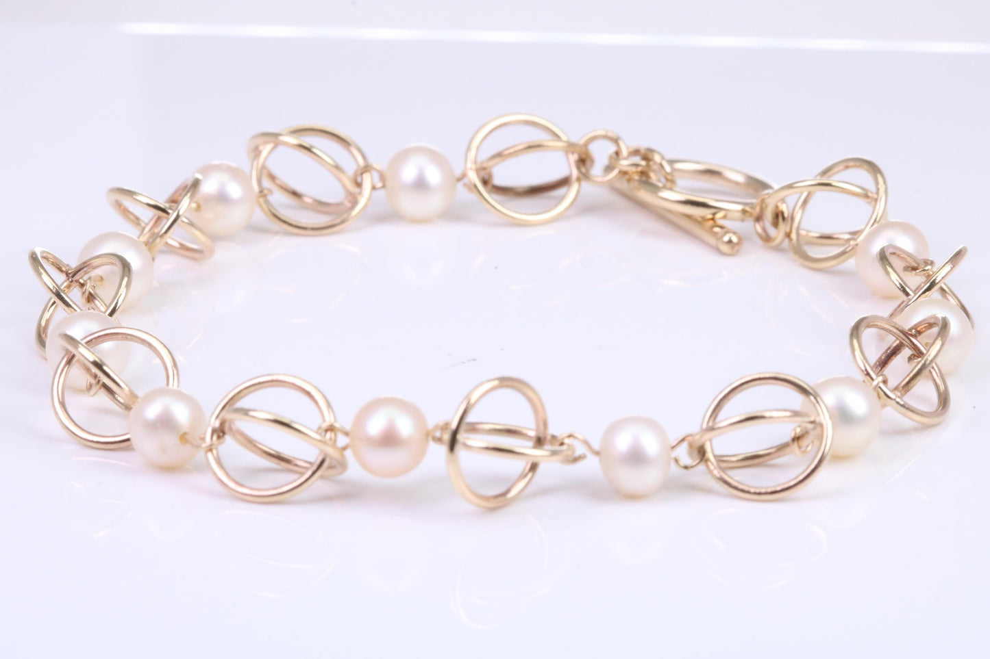 Stunning Natural Freshwater Pearl Bracelet set in Solid Yellow Gold, British Hallmarked