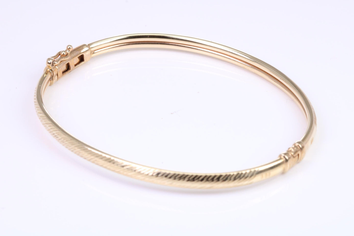 Hinged 4 mm wide yellow gold oval Bangle, British hallmarked