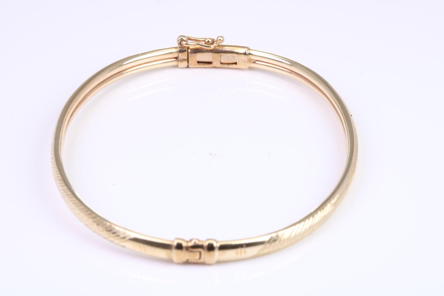 Hinged 4 mm wide yellow gold oval Bangle, British hallmarked