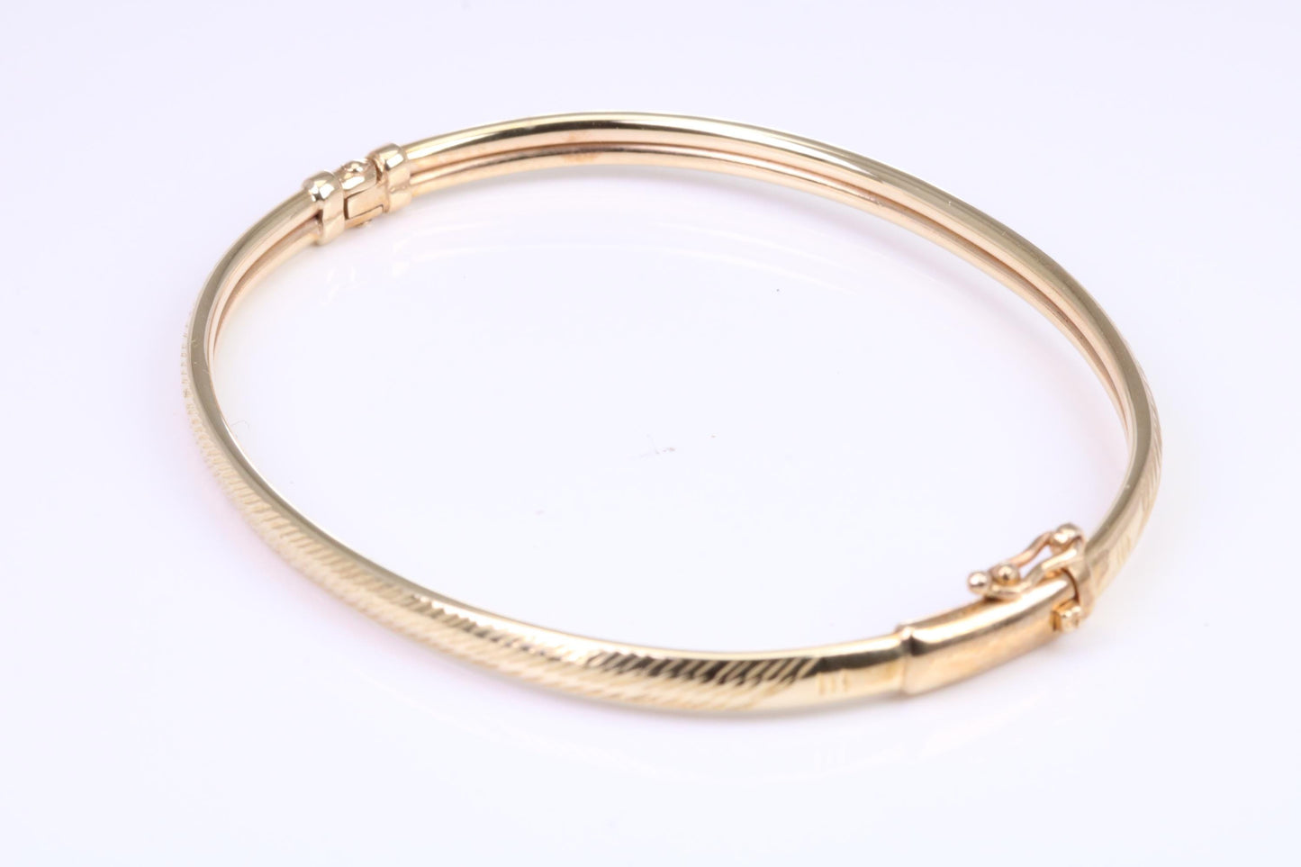 Hinged 4 mm wide yellow gold oval Bangle, British hallmarked