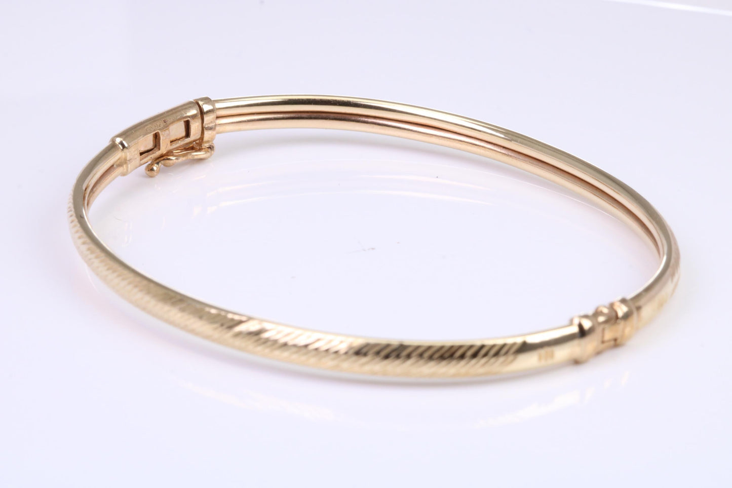 Hinged 4 mm wide yellow gold oval Bangle, British hallmarked