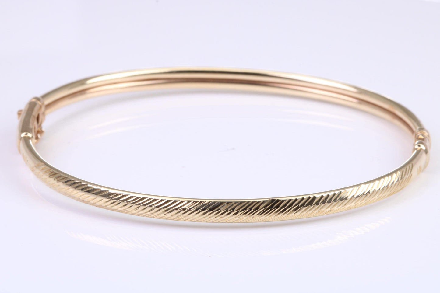 Hinged 4 mm wide yellow gold oval Bangle, British hallmarked