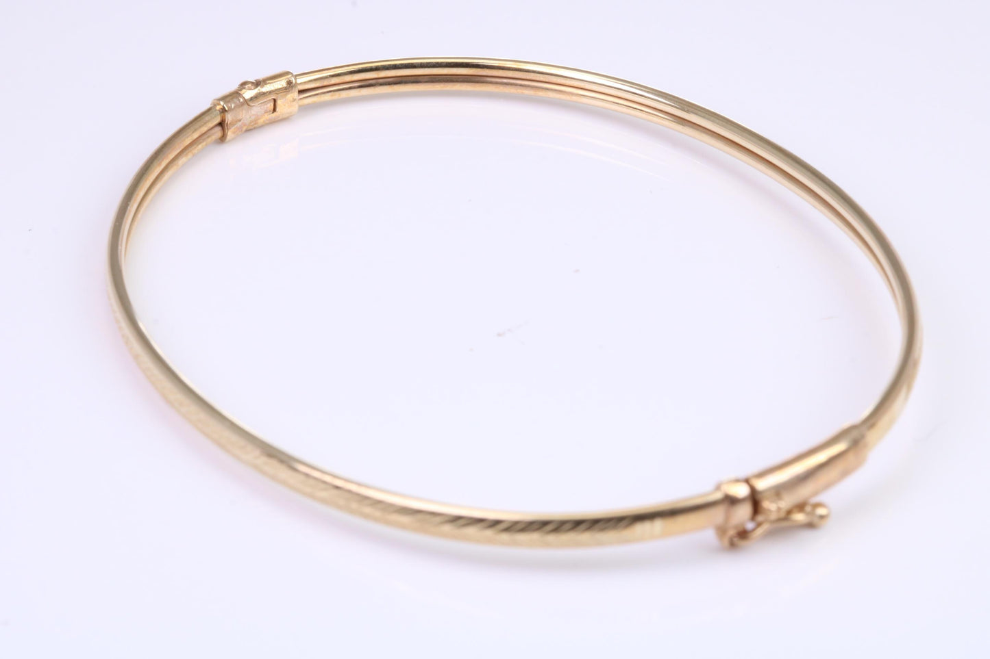 Hinged 3 mm wide yellow gold oval Bangle, British hallmarked