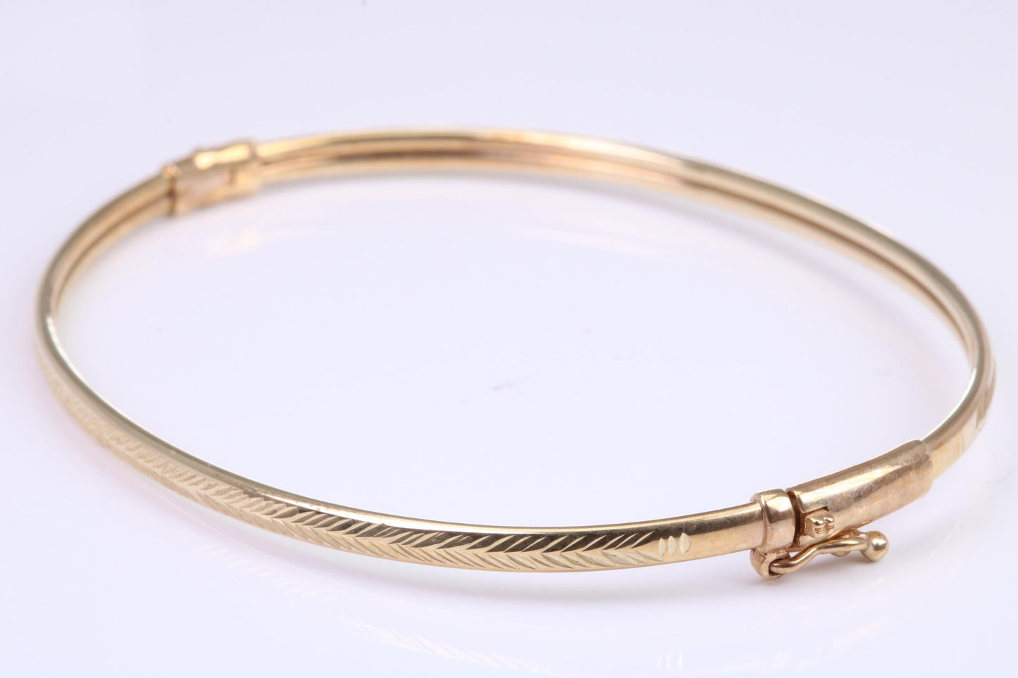 Hinged 3 mm wide yellow gold oval Bangle, British hallmarked