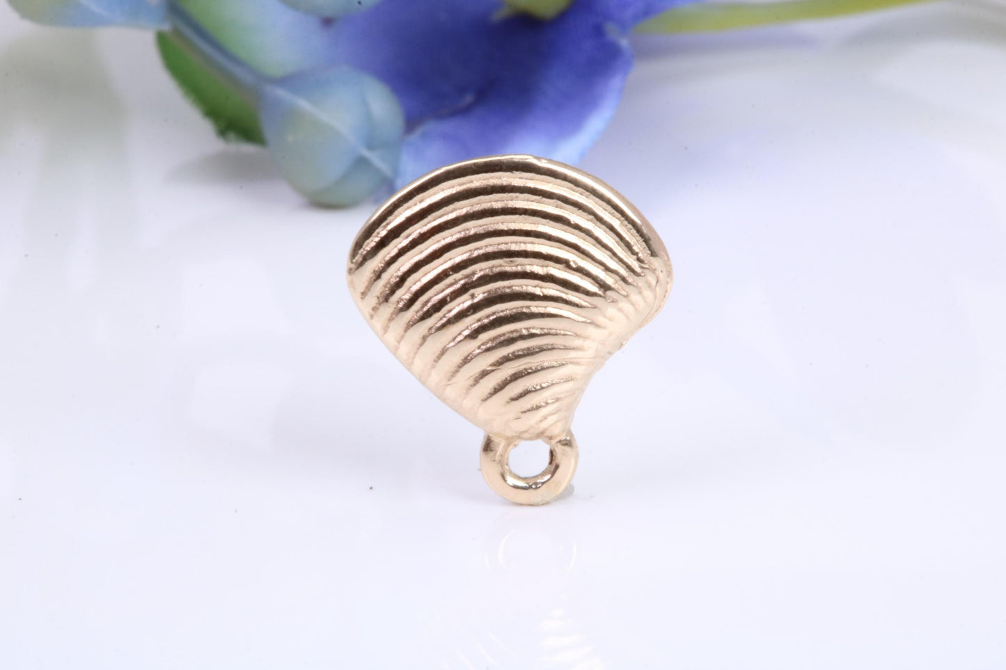 Sea Shell Charm, Traditional Charm, Made from Solid 9ct Yellow Gold, British Hallmarked, Complete with Attachment Link
