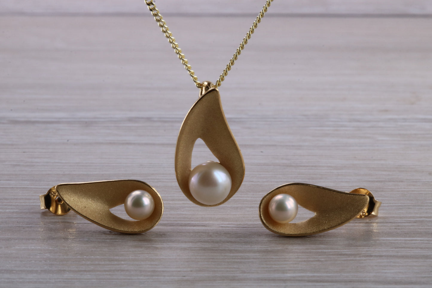 Real Pearl Necklace and Matching Stud Earrings
