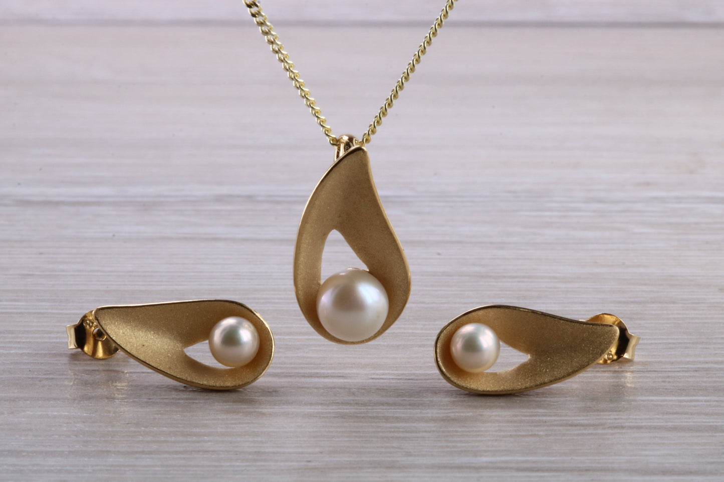 Real Pearl Necklace and Matching Stud Earrings