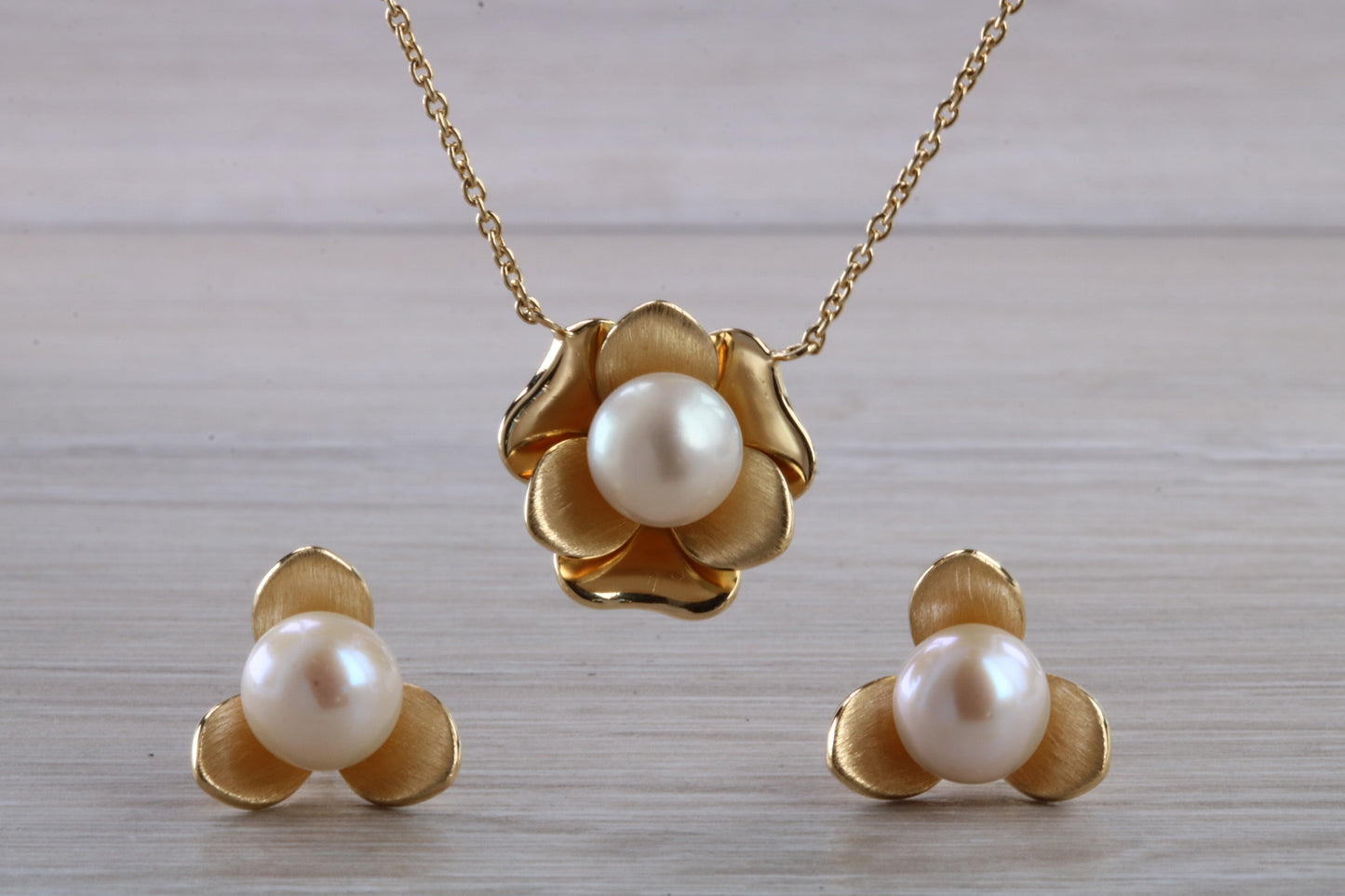 Real Pearl Necklace and Matching Stud Earrings Set
