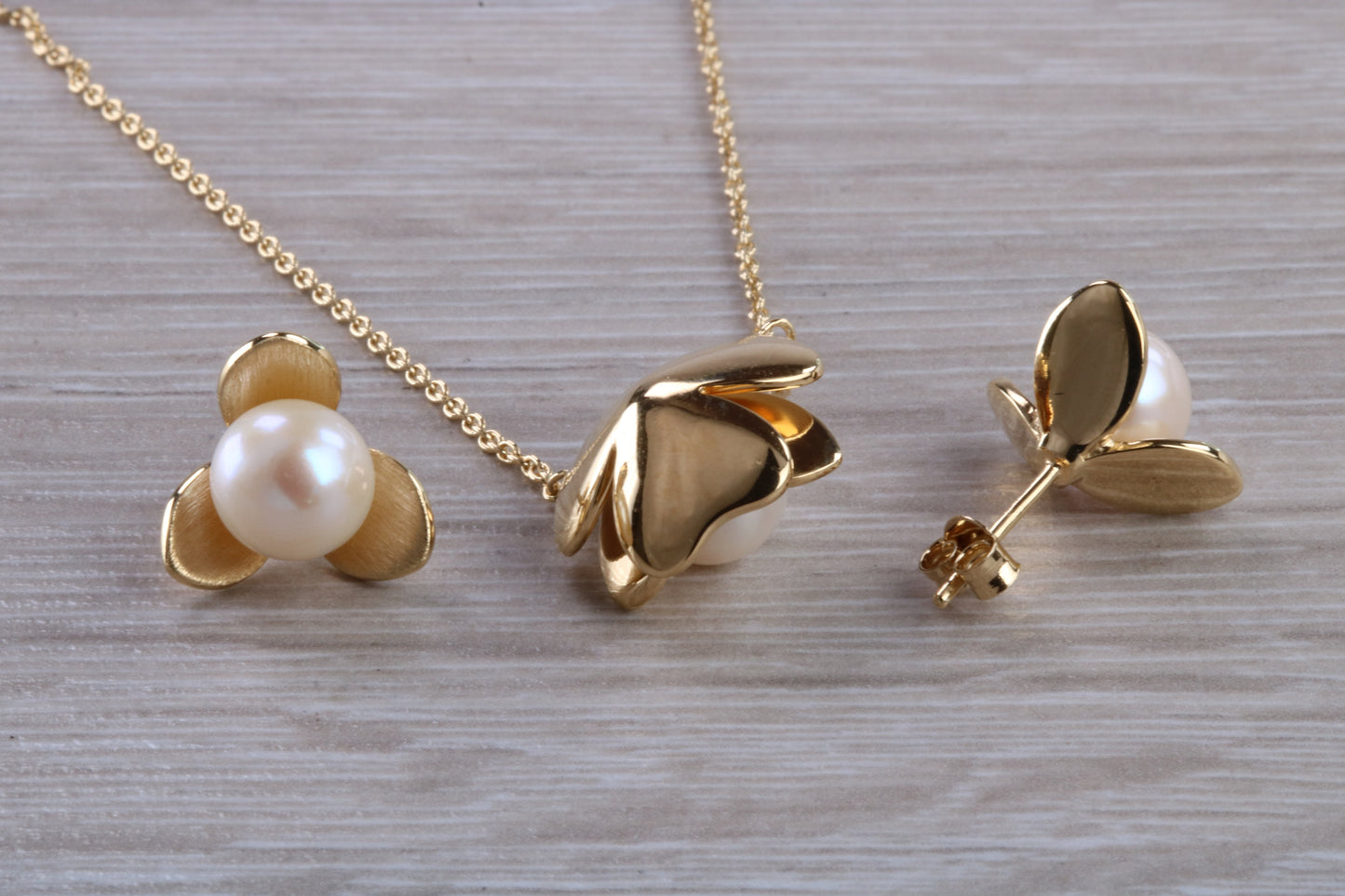 Real Pearl Necklace and Matching Stud Earrings Set