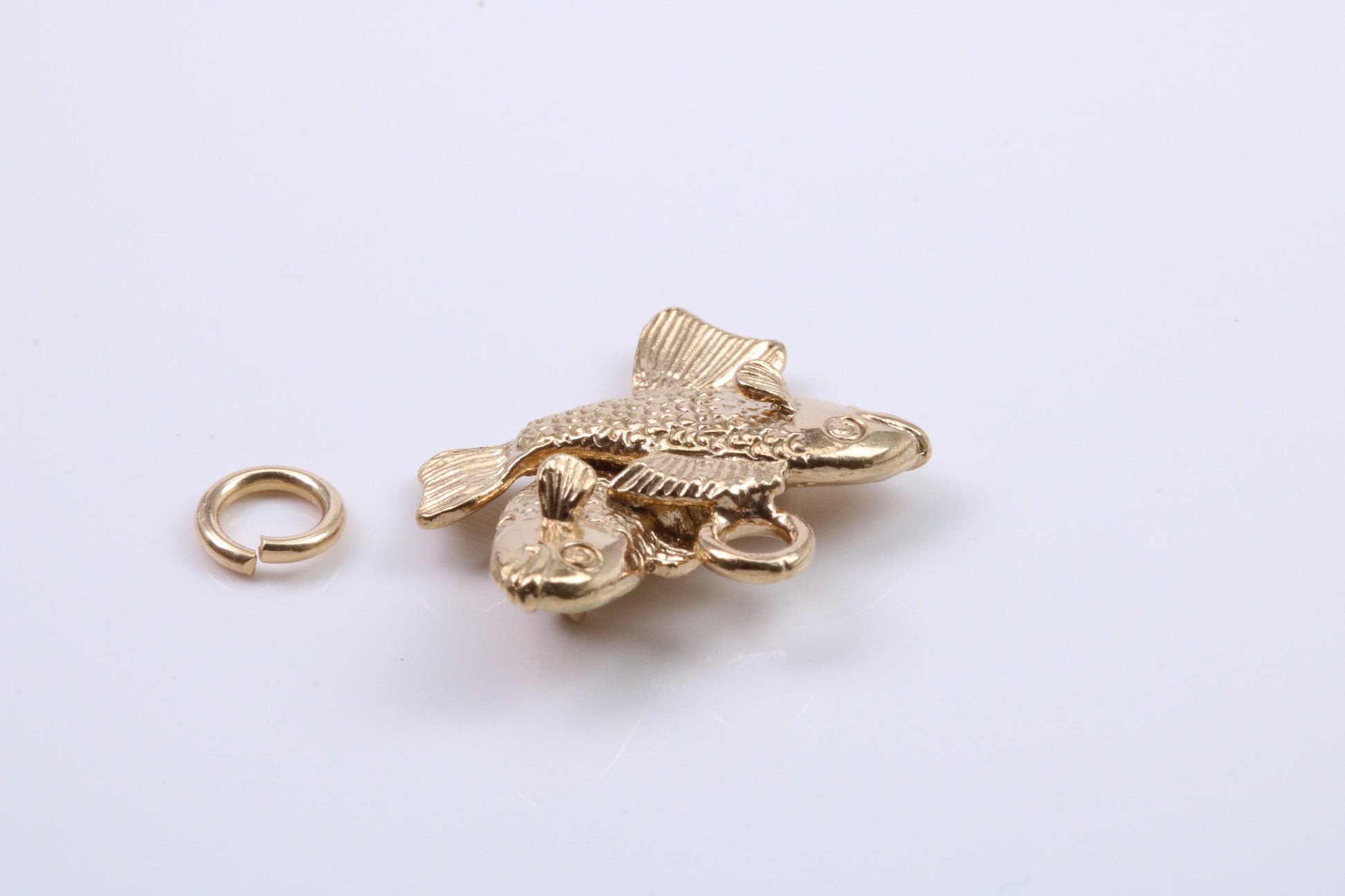 Pisces Zodiac Sign Charm, Traditional Charm, Made from Solid 9ct Yellow Gold, British Hallmarked, Complete with Attachment Link