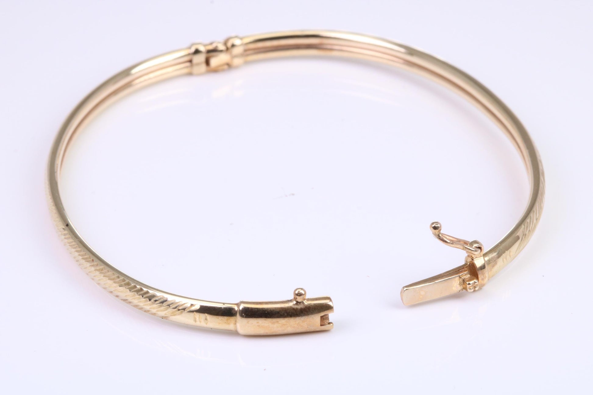 Hinged 4 mm wide yellow gold oval Bangle, British hallmarked