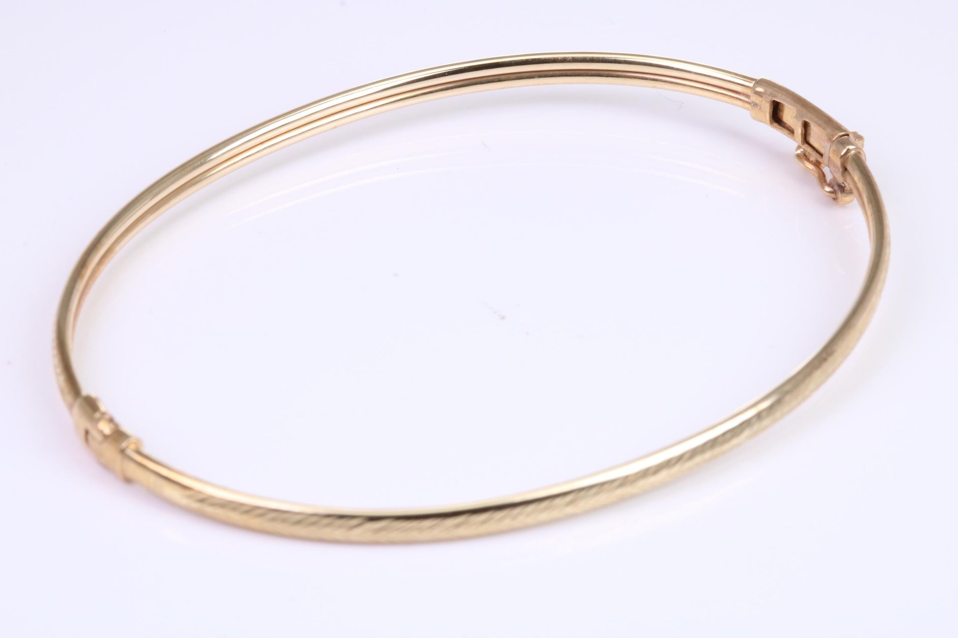 Hinged 3 mm wide yellow gold oval Bangle, British hallmarked