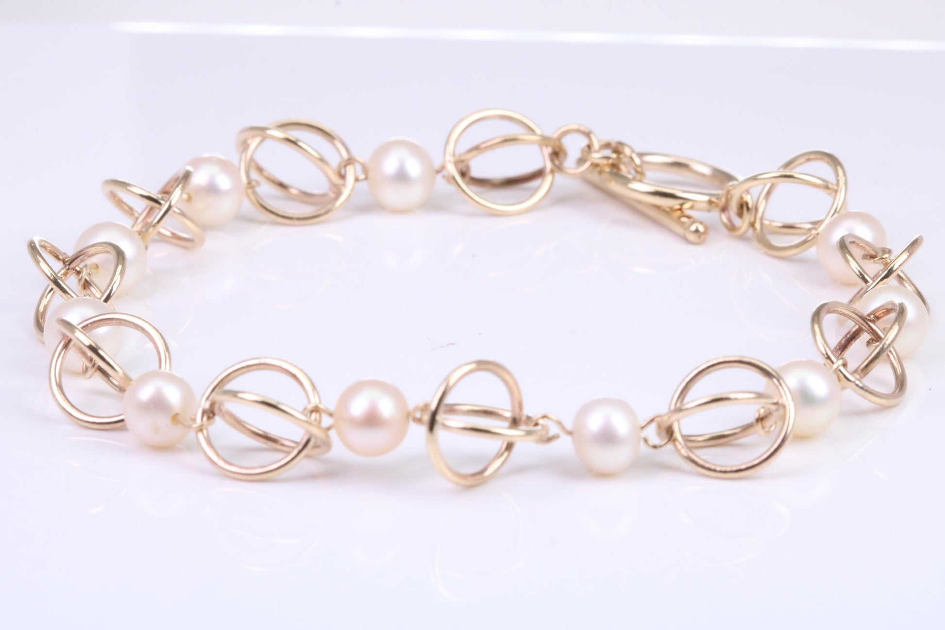 Stunning Natural Freshwater Pearl Bracelet set in Solid Yellow Gold, British Hallmarked
