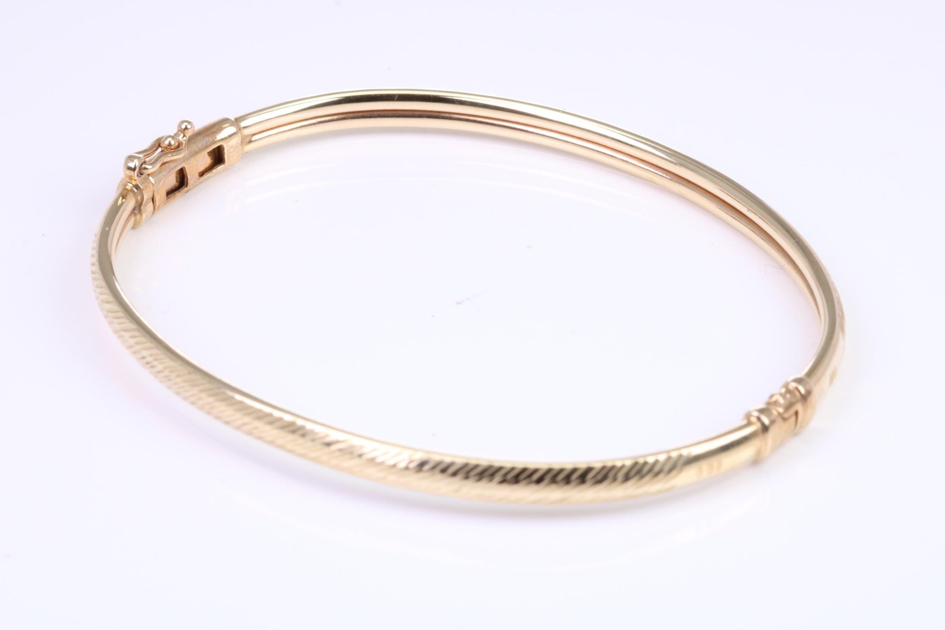 Hinged 4 mm wide yellow gold oval Bangle, British hallmarked