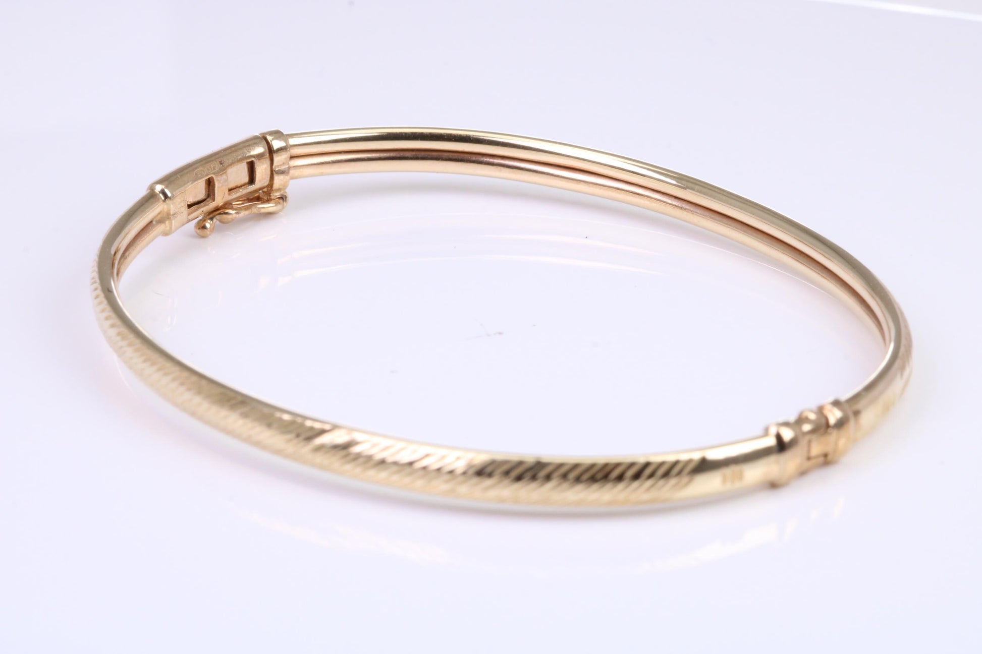 Hinged 4 mm wide yellow gold oval Bangle, British hallmarked