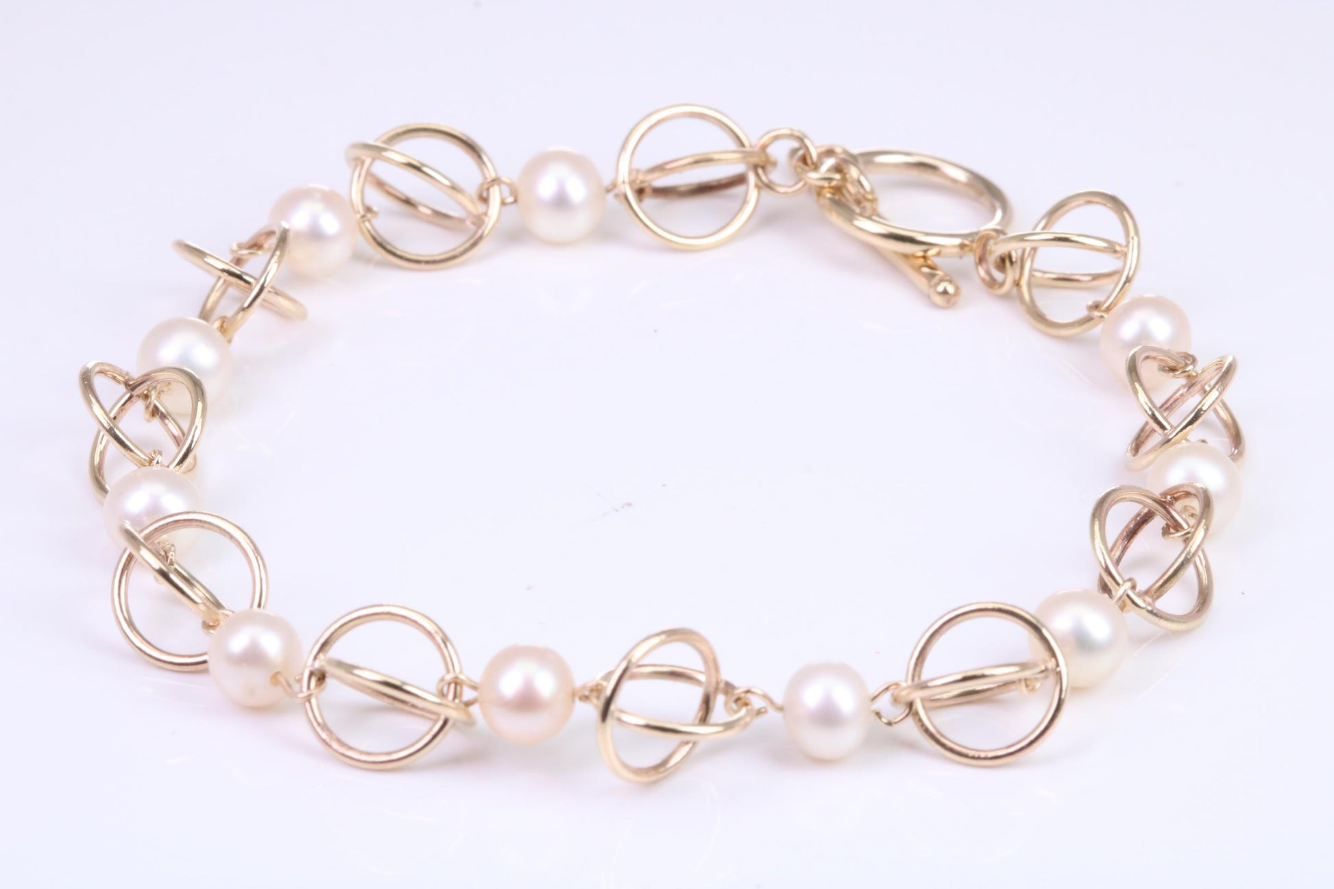 Stunning Natural Freshwater Pearl Bracelet set in Solid Yellow Gold, British Hallmarked
