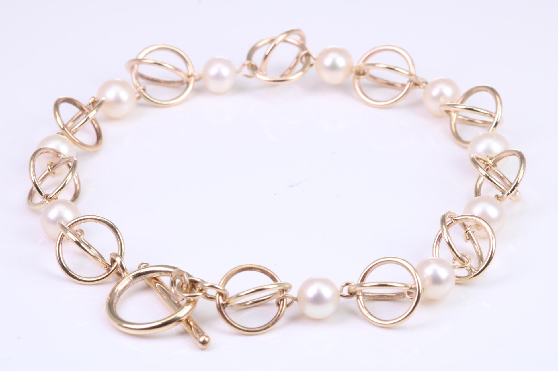 Stunning Natural Freshwater Pearl Bracelet set in Solid Yellow Gold, British Hallmarked