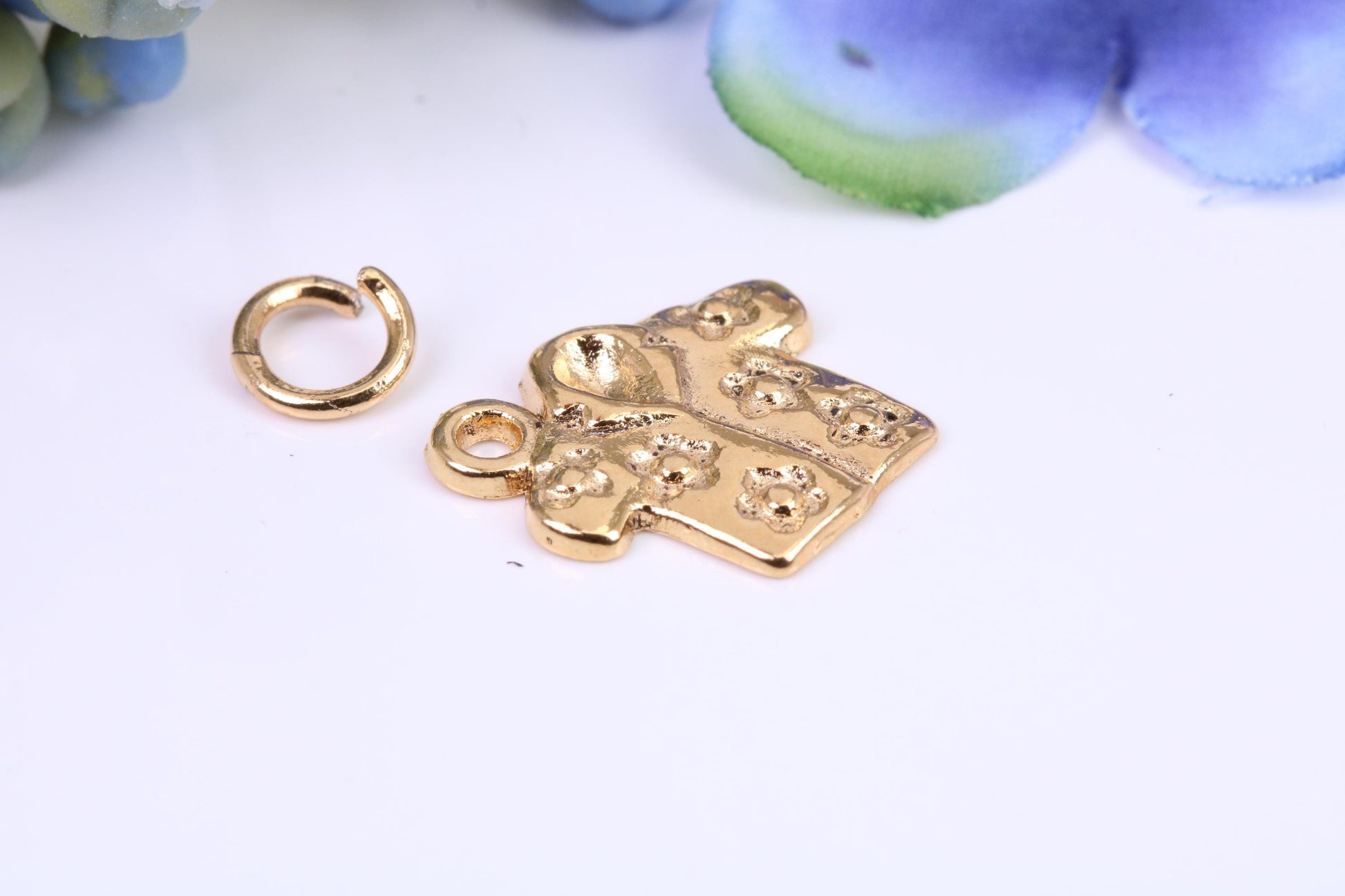 Baby Pyjamas Top Charm, Made from Solid 9ct Yellow Gold, British Hallmarked, Complete with Attachment Link