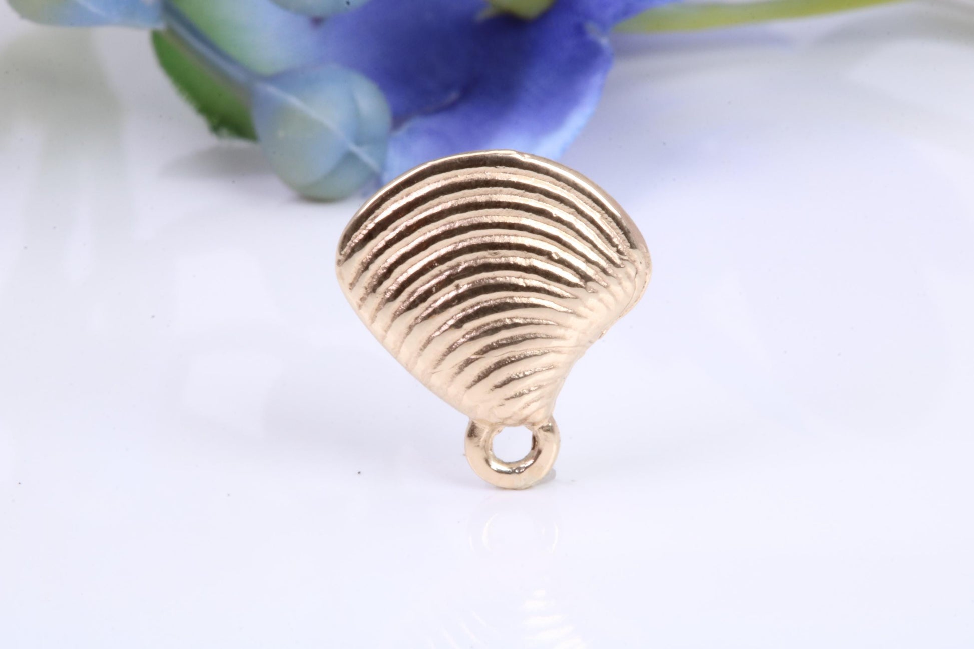 Sea Shell Charm, Traditional Charm, Made from Solid 9ct Yellow Gold, British Hallmarked, Complete with Attachment Link