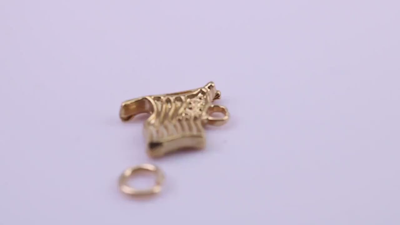 USA Flag Charm, Traditional Charm, Made from Solid 9ct Yellow Gold, British Hallmarked, Complete with Attachment Link
