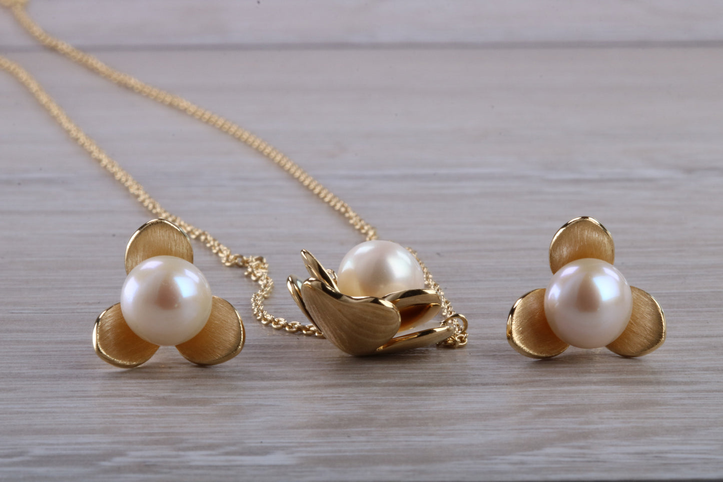 Real Pearl Necklace and Matching Stud Earrings Set