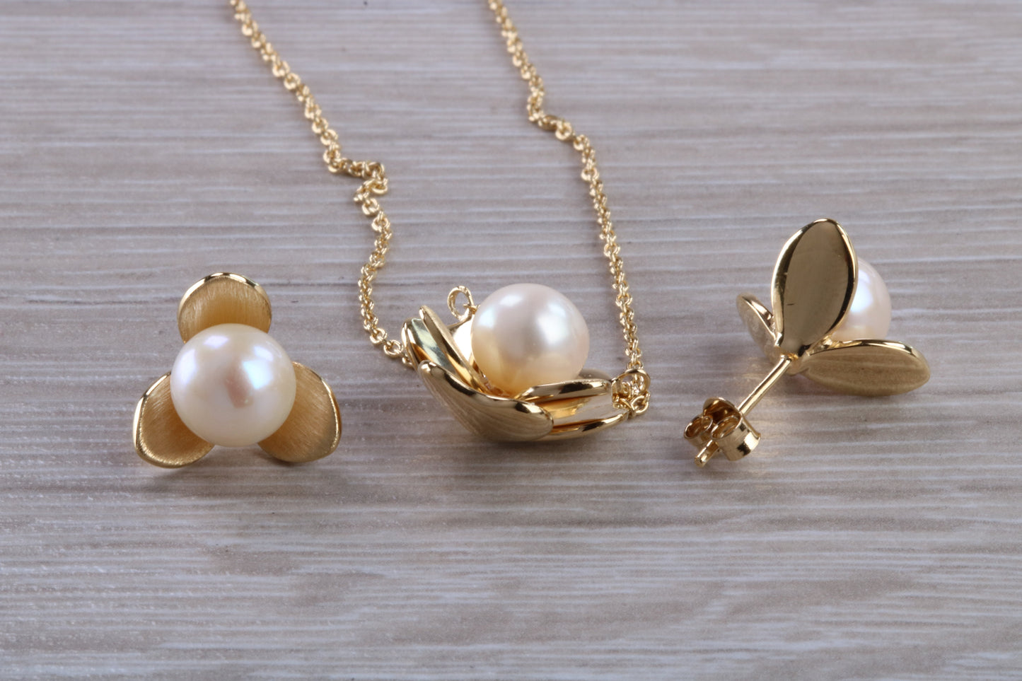 Real Pearl Necklace and Matching Stud Earrings Set