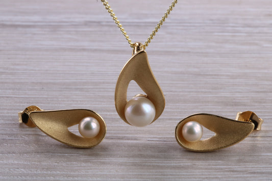 Real Pearl Necklace and Matching Stud Earrings