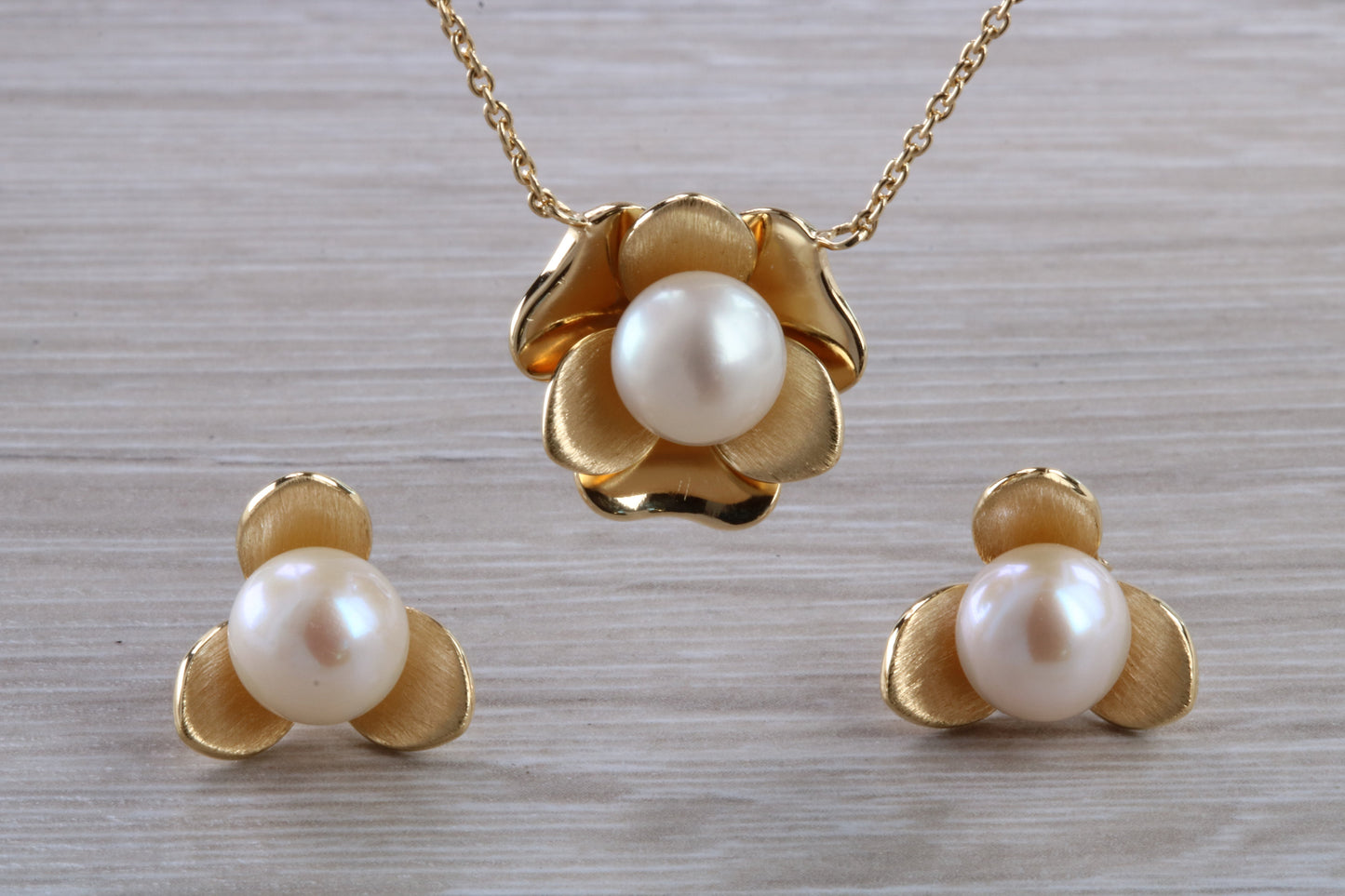 Real Pearl Necklace and Matching Stud Earrings Set