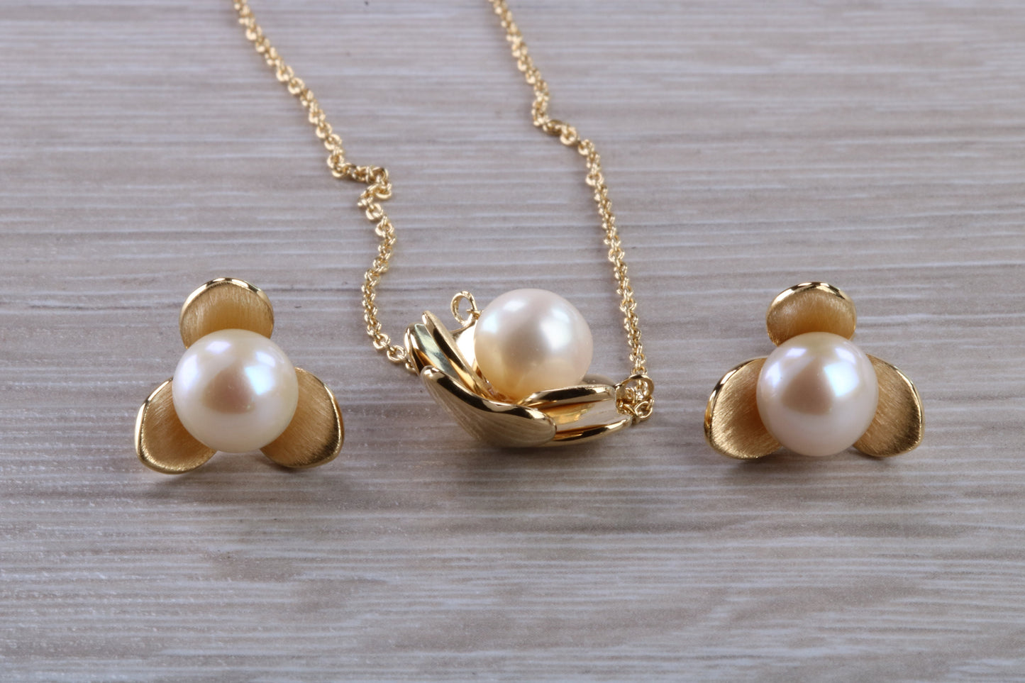 Real Pearl Necklace and Matching Stud Earrings Set