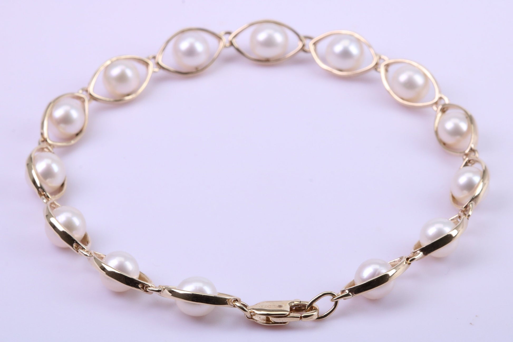 Stunning Natural Freshwater Pearl Bracelet set in Solid Yellow Gold